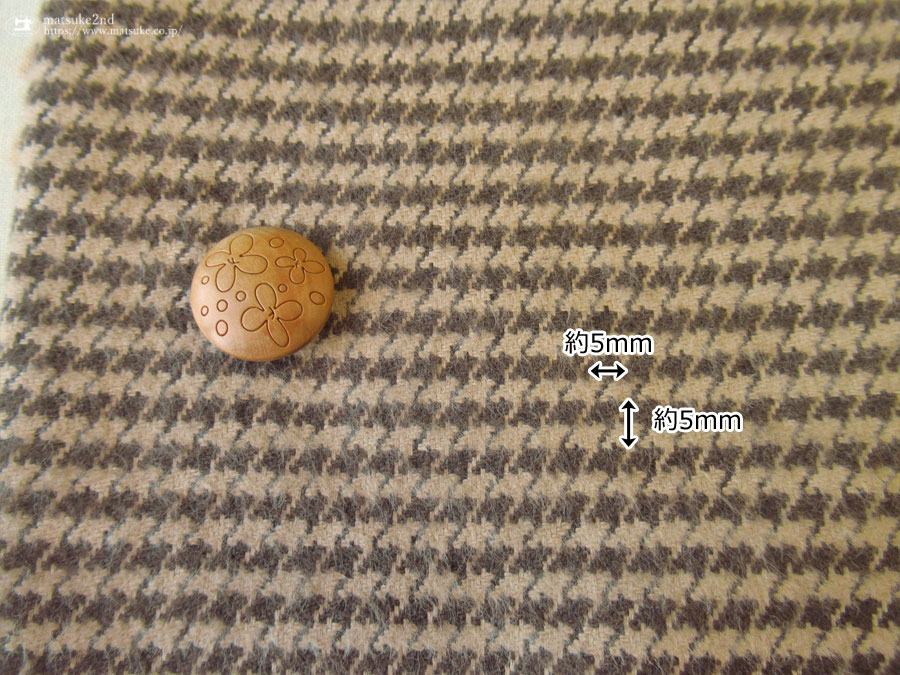 生地方向に対して横地にストレッチ性があります。