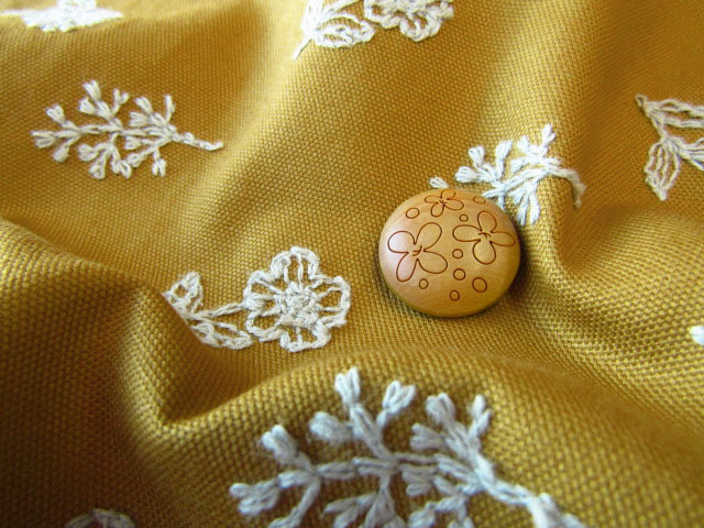 ２回目の再入荷！【コットン　オックス 】　エンブロイダリーフラワー　【刺繍ファブリック】